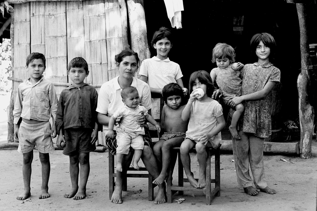  Comunidad del Aguaray,  
Doña Enriqueta y sus hijos 
esperan, 1975 
Fotografía analógica
 50 x 75 cm