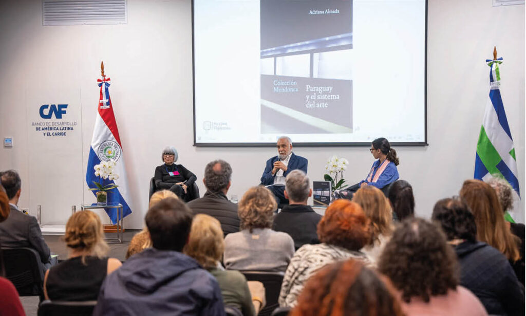 Adriana Almada, Ticio Escobar e Irene Gelfman durante la presentación. Cortesía Pinta Art