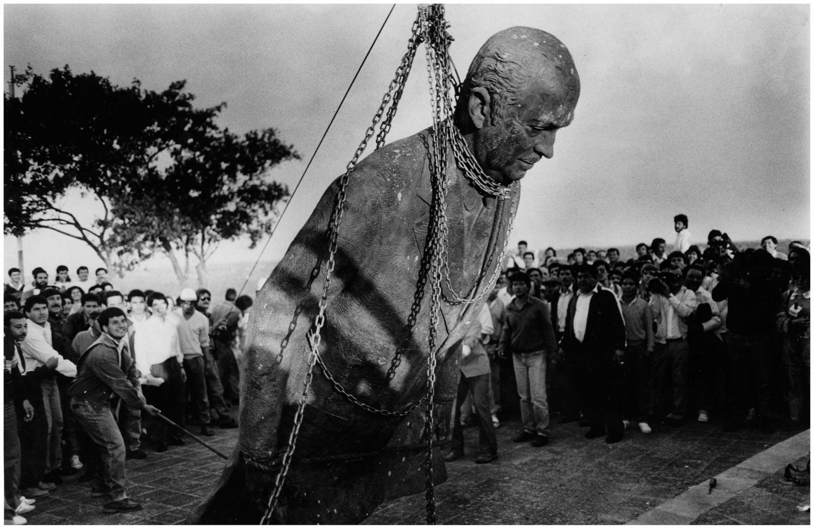 Jorge Sáenz, El derribo de la estatua, 1991Fotografía original, analógico blanco y negro, edición 1/10 60 x 90 cm Cortesía del artista 