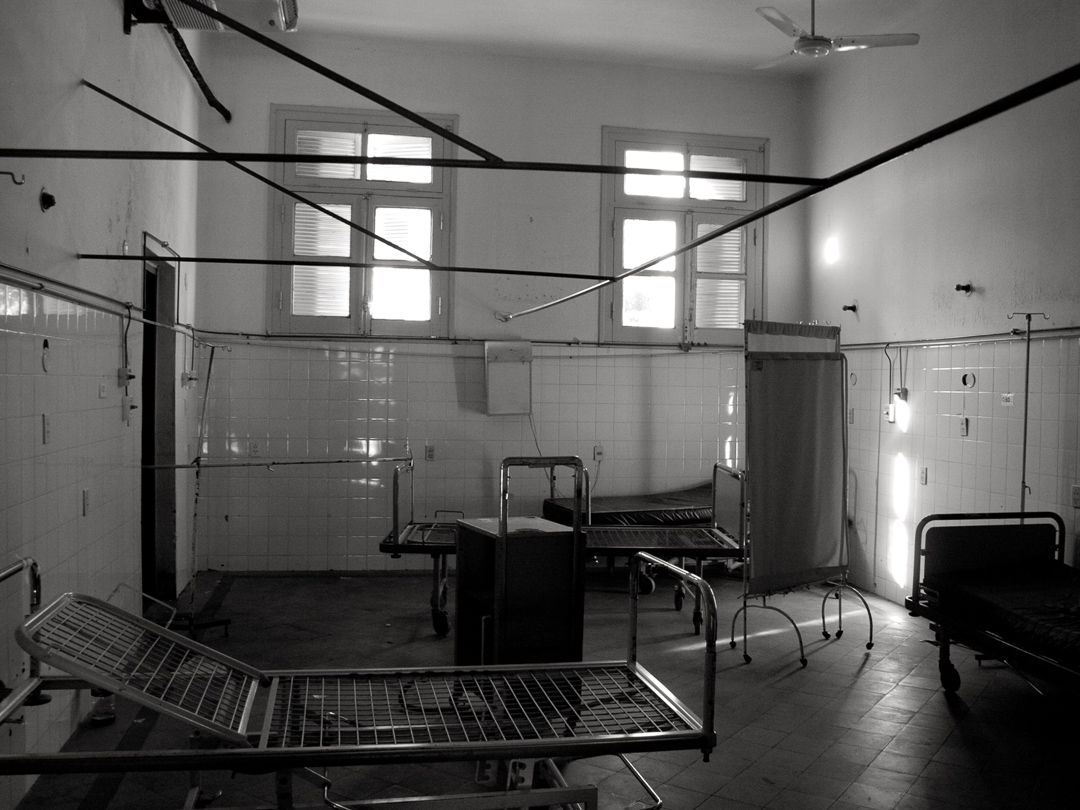 Teresita González, Vestigios, 2012/2013 Historia del antiguo Hospital de Clínicas, Asunción Fotografía analógica 40 x 50 cm c/pieza Cortesía de la artista