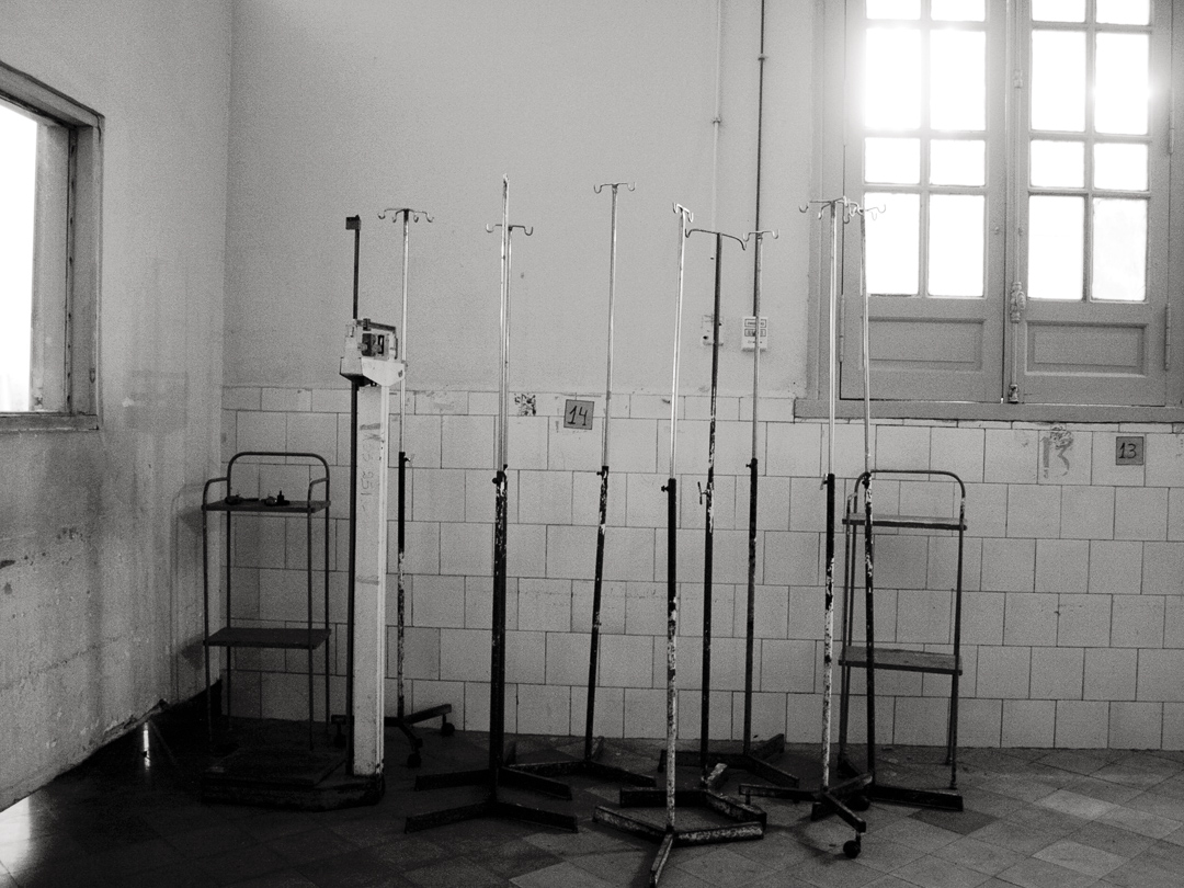 Teresita González, Vestigios, 2012/2013 Historia del antiguo Hospital de Clínicas, Asunción Fotografía analógica 40 x 50 cm c/pieza Cortesía de la artista