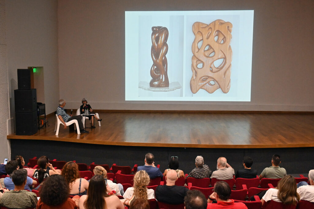 Conversatorio en el Centro Cultural del Puerto. En la imagen, obras de José Laterza Parodi, miembro de "Arte Nuevo". Cortesía