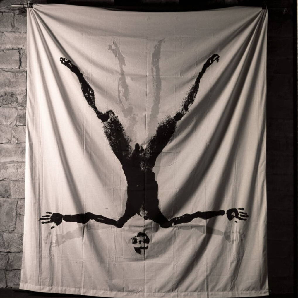 Osvaldo Salerno, Sudario de la serie Ropa usada, 1995. Serigrafía sobre sábana doméstica usada. 236 x 201 centímetros.